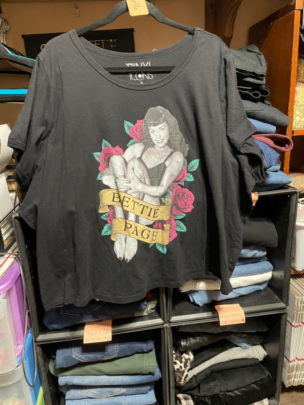 #616 size 6 torrid vinyl icons Bettie Page Graphic cropped Tee with Rose Motif